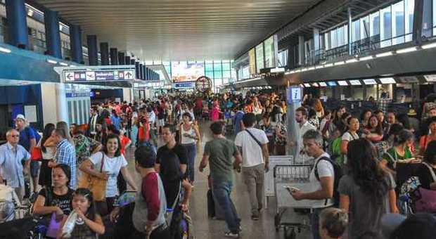 Grande folla in aeroporto per l'esodo Almeno in 155mila tra arrivi e partenze