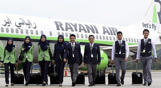 Hostess e steward della compagnia malese Rayani Air