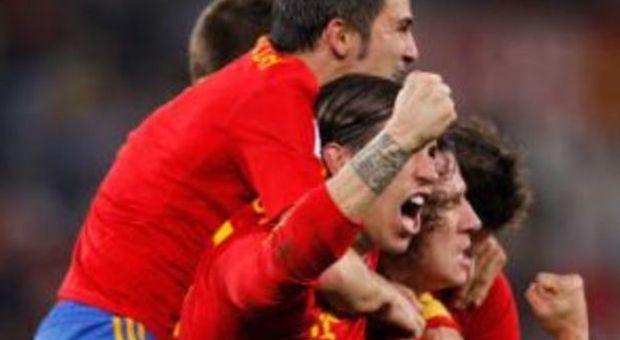 La Spagna festeggia il gol di Puyol (Lapresse)