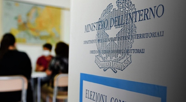 Ancona, scorrettezze alle urne: fotografano il proprio voto con il cellulare. Denunciati dalla Digos
