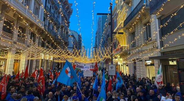 Bari, la manifestazione contro l'autonomia differenziata: «Attentato alla Costituzione»