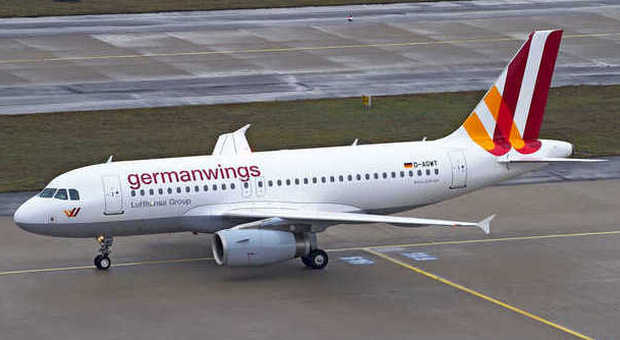 Aereo caduto, Enac convoca riunione sulla sicurezza del trasporto aereo in Italia. Lufthansa: «D'ora in poi due persone in cabina»