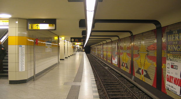 Berlino, sconosciuto la spinge sui binari: 20enne muore travolta dalla metro
