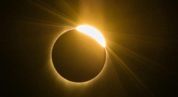Crema solare negli occhi per guardare l'eclissi: ricoverati in ospedale