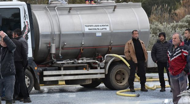 Protesta latte, banda armata incendia un camion nel Sassarese. Salvini: «Criminali»