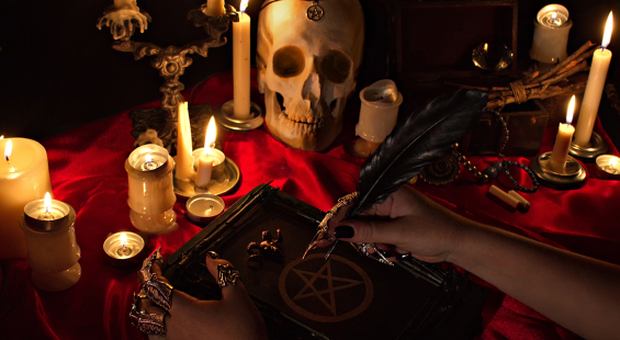 Sette sataniche, tantra e riti sacrificali: il dossier sull'esoterismo a Napoli