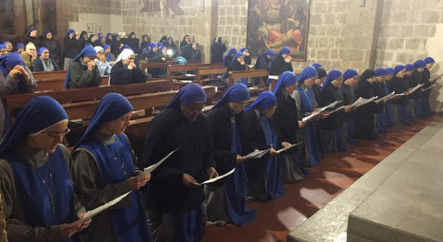 Le suore di Tuscania in preghiera