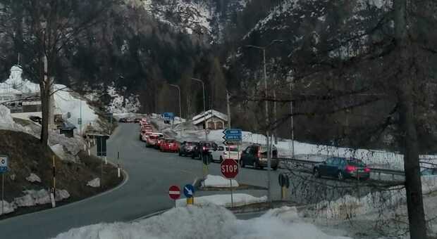 Val di Zoldo, auto in fila dopo la gita fuoriporta in montagna