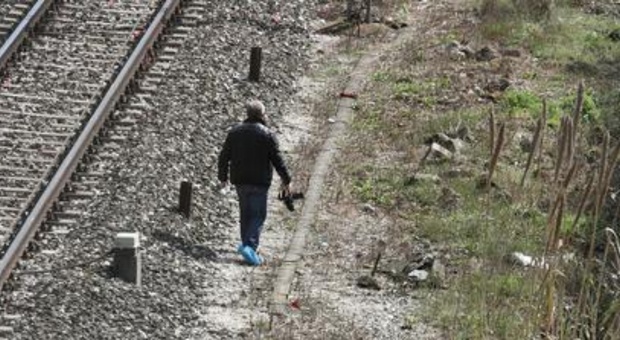 Uomo vaga sui binari a Firenze, traffico ferroviario in tilt: cancellati 10 treni
