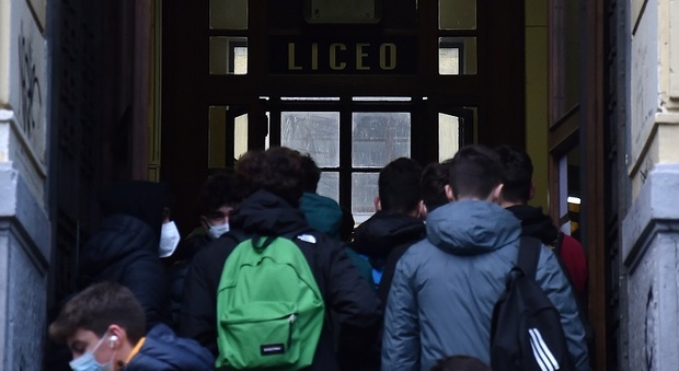L'ingresso del liceo Tasso in piazza S. Francesco