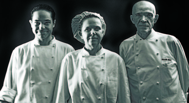 Da sinistra Daniele, Lorena e Lionello Cera: i tre fratelli chef dell’Antica Osteria Cera di Lughetto di Campagna Lupia (Ve), due stelle Michelin