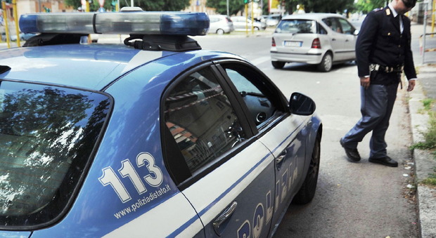 Roma, «Documenti, prego»: automobilista prende a pugni gli agenti e gli spacca l'auto