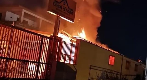 Pagani, un boato: a fuoco un negozio di detersivi. Si indaga sul racket