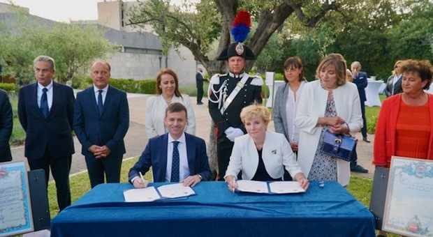 La firma del gemellaggio a Nizza