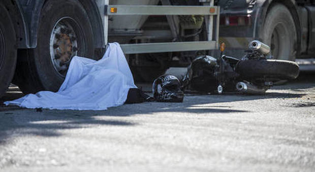Schianto sull'Appia Nuova, motociclista morto sotto le ruote di un camion