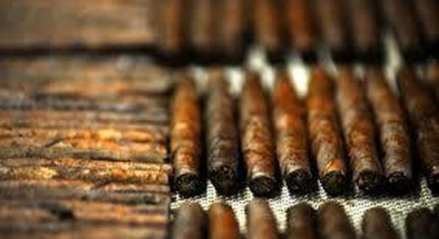 Vaticano, code ai magazzini ma i sigari cubani contineranno a essere venduti
