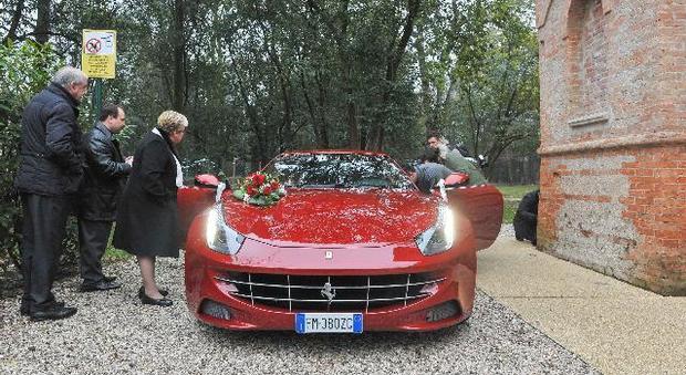 Ferrari e rose, matrimonio in rosso fra l'avvocatessa e il senatore cinese