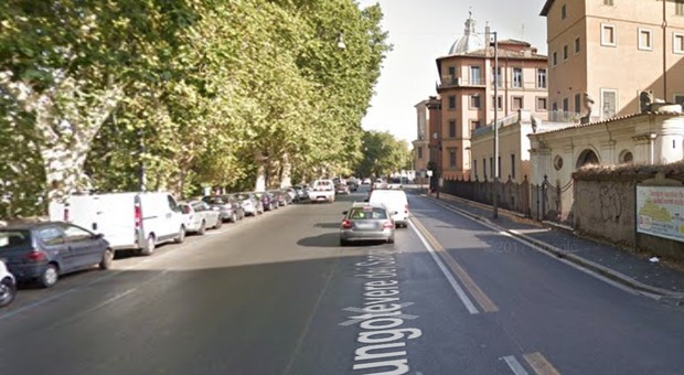 Auto si schianta contro un bus sul Lungotevere a Roma, poi scappa: tre feriti, due in codice rosso
