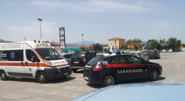 Peschiera, vanno al supermercato e lasciano i bambini chiusi in auto: salvati dai carabinieri