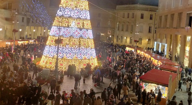 Lecce, arriva l'obbligo di mascherine all'aperto: per tutte le feste nelle vie del centro/Le strade interessate