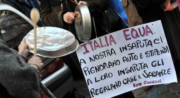 Napoli, la protesta delle pentole vuote: uomini e donne in piazza contro l'inflazione alle stelle