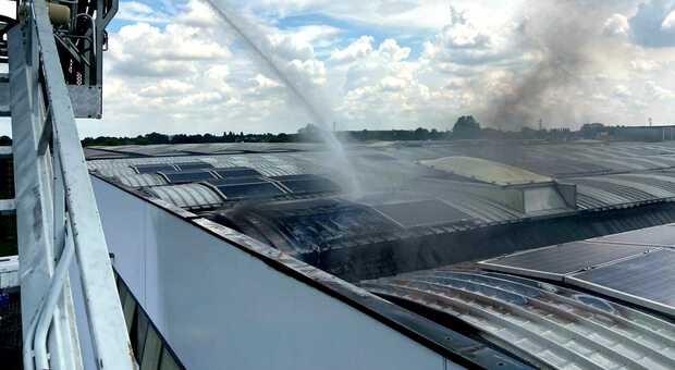 A fuoco i pannelli fotovoltaici sul tetto di un prefabbricato, evitato l'incendio della struttura