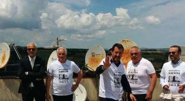 Porto Recanati, blitz di Salvini all'Hotel House e posta un video sul tetto del palazzone multietnico