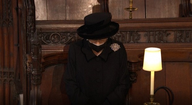 Funerali di Filippo, la regina Elisabetta entra un po' curva in chiesa. Tutta vestita di nero con una spilla speciale