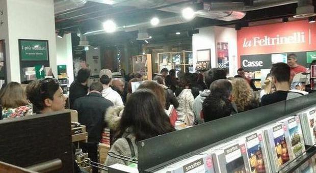 Latina, fans in fila alla Feltrinelli per l'uscita del nuovo disco di Tiziano Ferro