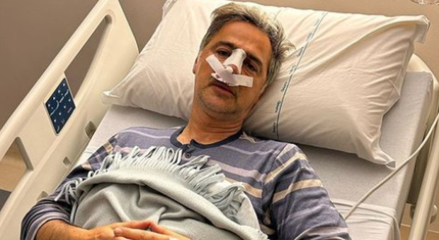 Beppe Convertini ha avuto un incidente in moto, il conduttore operato a Roma: «Ho la faccia completamente distrutta»