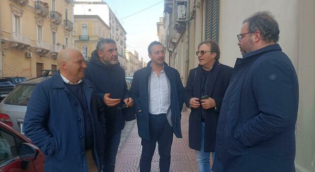 Taranto, Melucci salvato da un consigliere: Abbate non firma. Il Consiglio comunale resta in piedi