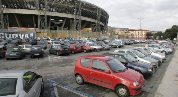 Napoli, ricatto allo stadio: posto auto a 10 euro, il racket dei padroni della sosta selvaggia