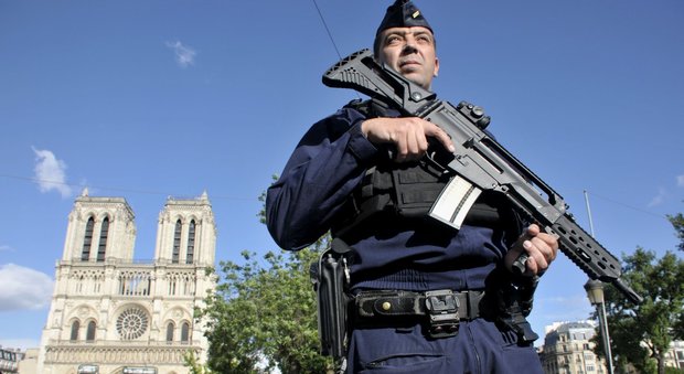 Parigi, la Procura: l'attentatore di Notre-Dame è un lupo solitario: si è radicalizzato da solo sul web