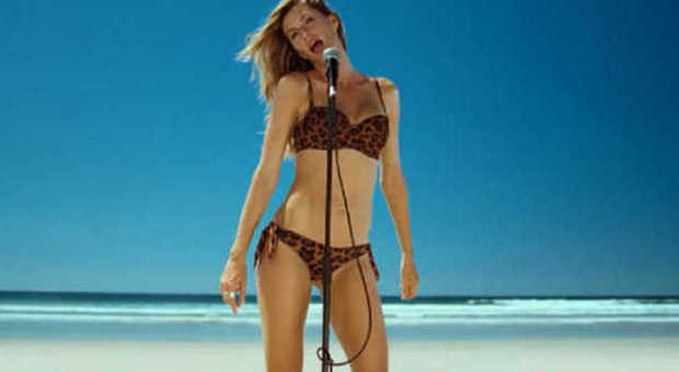 Gisele Bündchen canta in bikini per H&M