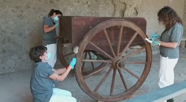 Un carro dell'antica Pompei in mostra per i visitatori