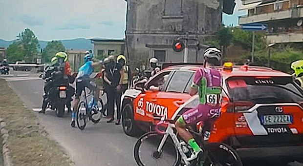 Passa il Giro d'Italia, ma a Rieti passaggio a livello chiuso: ciclisti in fuga fermi ad aspettare il treno