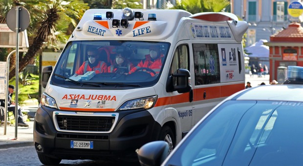 Napoli, ambulanza bloccata da un'auto in sosta selvaggia nel centro storico