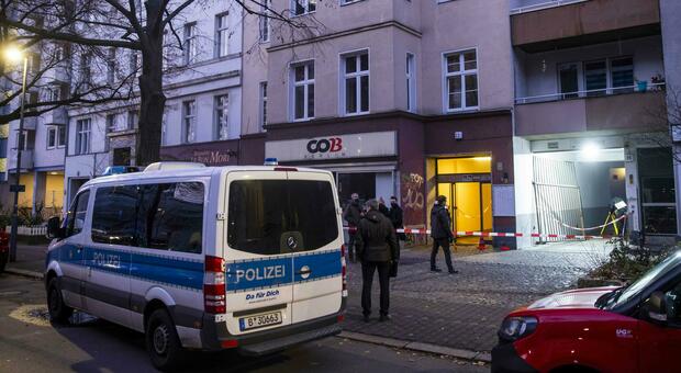 Berlino, sparatoria in strada: quattro feriti gravi, uomo si butta in un canale per salvarsi