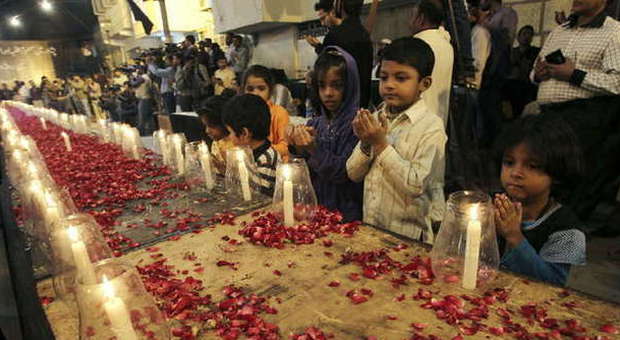 Pakistan, kamikaze a scuola: spari in testa ai bimbi. Oltre 140 morti