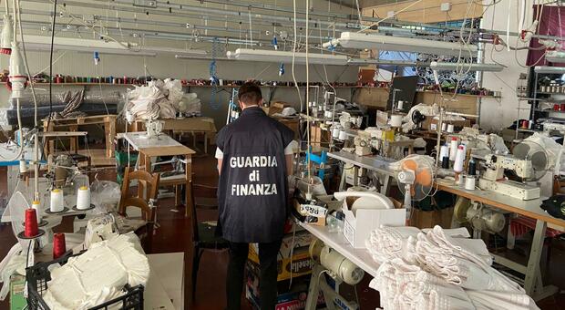 Calzaturificio e due laboratori tessili sequestrati nel montebellunese: scarti bruciati e danno al Fisco per 1,2 milioni