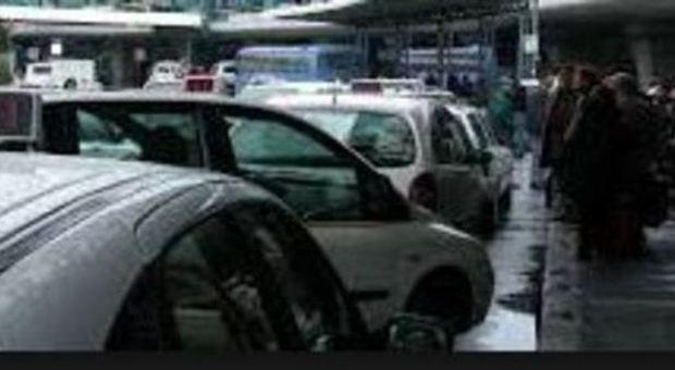 Roma, tassisti abusivi, la polizia sequestra 38 vetture e denuncia i conducenti
