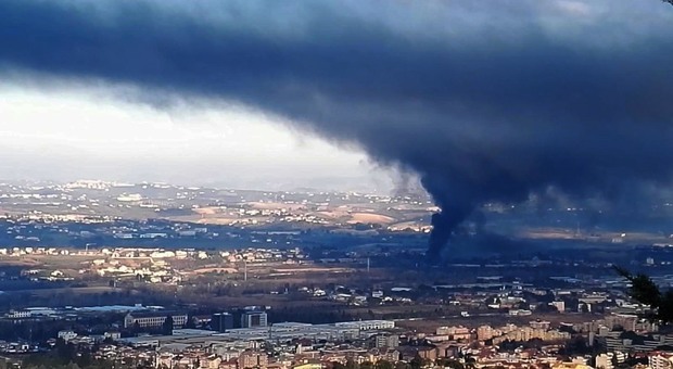 Rogo alla Isolbit, l'Arta dopo le analisi: «Stop all'emergenza, la nube non è tossica»