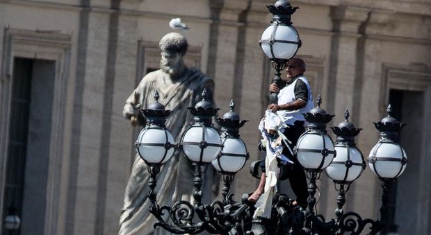 Roma, paura a S.Pietro, uomo sale sopra un lampione mentre passa il Papa: la piazza era blindata