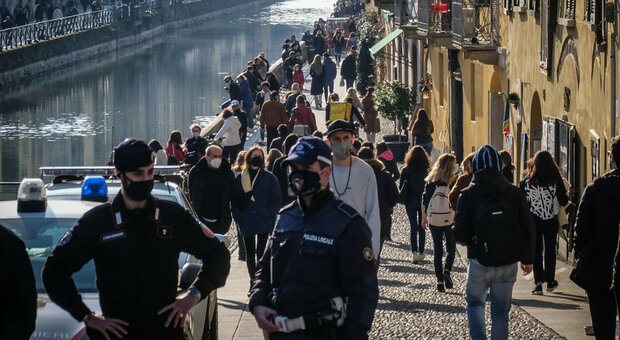 Milano, folla in Darsena: la polizia blocca l'accesso per evitare assembramenti