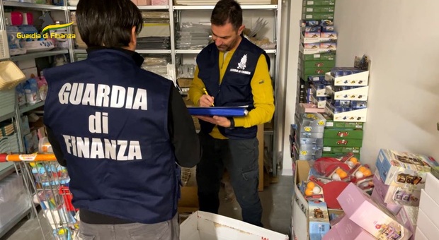 Controlli anti contraffazione, sequestrati 317mila giocattoli in un deposito a Roma e in due negozi in provincia di Pescara