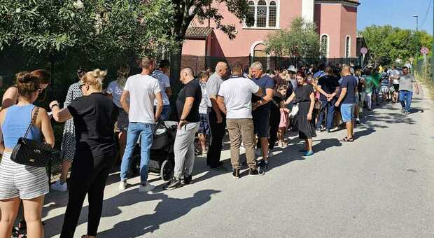 Mestre. Esclusi dalla chiesa ortodossa, oltre 200 persone pregano fuori dall'edificio per protestare