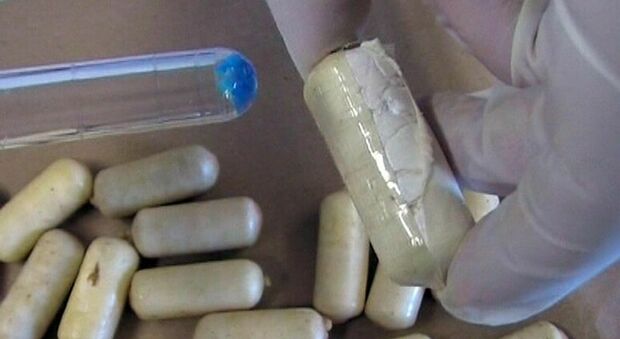 In pancia 76 ovuli per più di un chilo di eroina: arrestato 39enne
