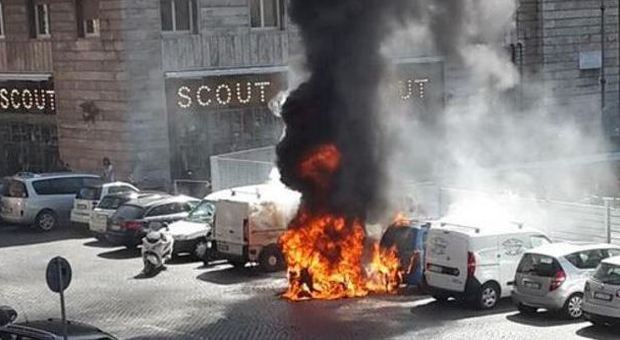 Roma, auto prende fuoco in piazza Augusto Imperatore: paura tra i passanti