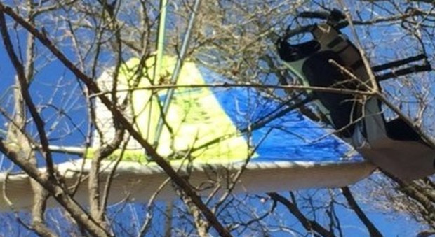 Finisce con il parapendio in cima a un albero: sospesa a 25 metri