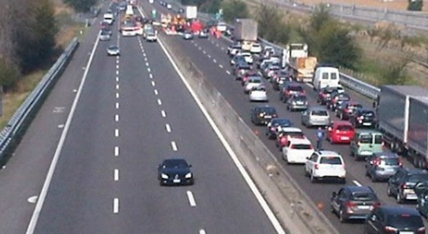 Roma, maxi carambola fra auto sulla A1: tre feriti, carreggiata chiusa